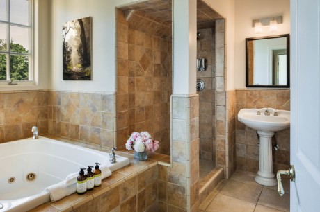 Welcome To Seal Cove Inn - Cypress Grove Suite - Private Bathroom